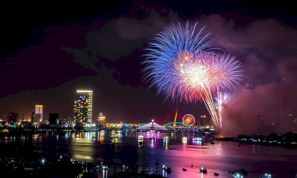 Witness dazzling fireworks choreographed to music, transforming Da Nang's skyline into a vibrant canvas of light and color (Source: Pexels)